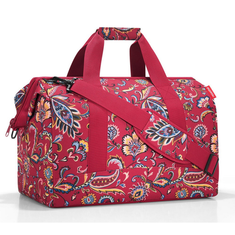 Cestovní taška Reisenthel Allrounder L paisley ruby | 32 l | červená | Paisley ruby | 48x29xV.39,5 cm | Reisenthel | v ruce, přes rameno