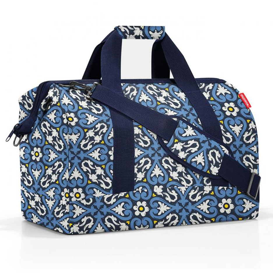 Cestovní taška Reisenthel Allrounder L floral 1 | 32 l | modrá | Floral 1 | 48x29xV.39,5 cm | Reisenthel | v ruce, přes rameno