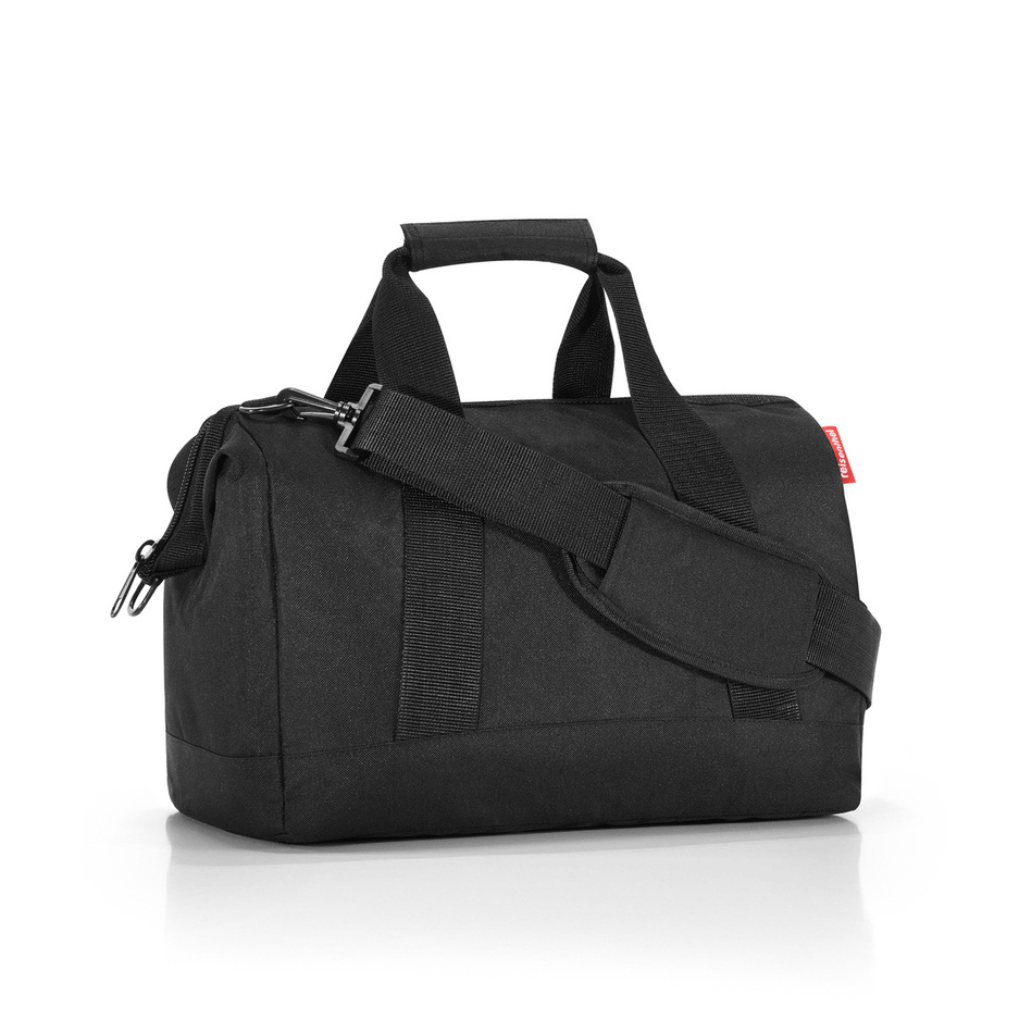 Cestovní taška Reisenthel Allrounder M black | 18 l | černá | Black | 40x24xV.33,5 cm | Reisenthel | v ruce, přes rameno