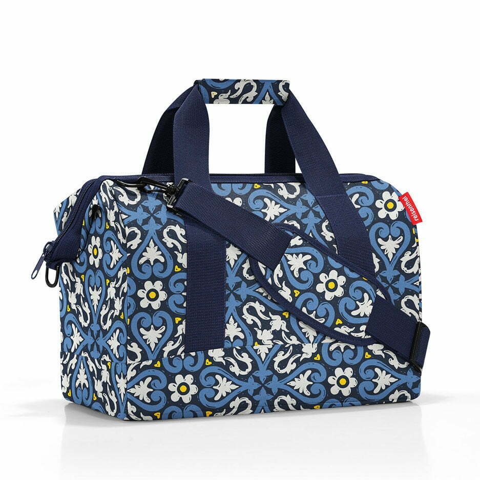 Cestovní taška Reisenthel Allrounder M floral 1 | 18 l | modrá | Floral 1 | 40x24xV.33,5 cm | Reisenthel | v ruce, přes rameno