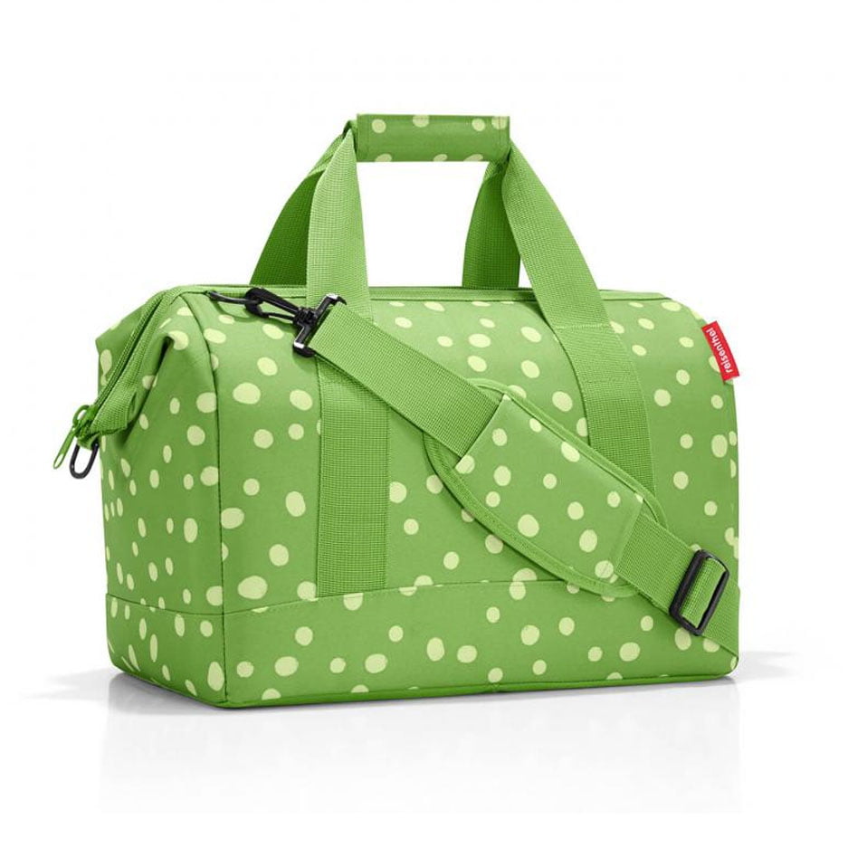 Cestovní taška Reisenthel Allrounder M spots green | 18 l | zelená | Spots green | 40x24xV.33,5 cm | Reisenthel | v ruce, přes rameno