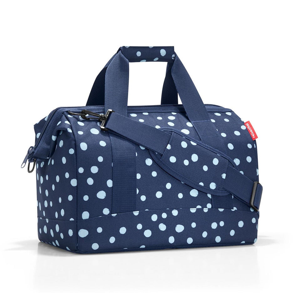 Cestovní taška Reisenthel Allrounder M spots navy | 18 l | modrá | Spots navy | 40x24xV.33,5 cm | Reisenthel | v ruce, přes rameno