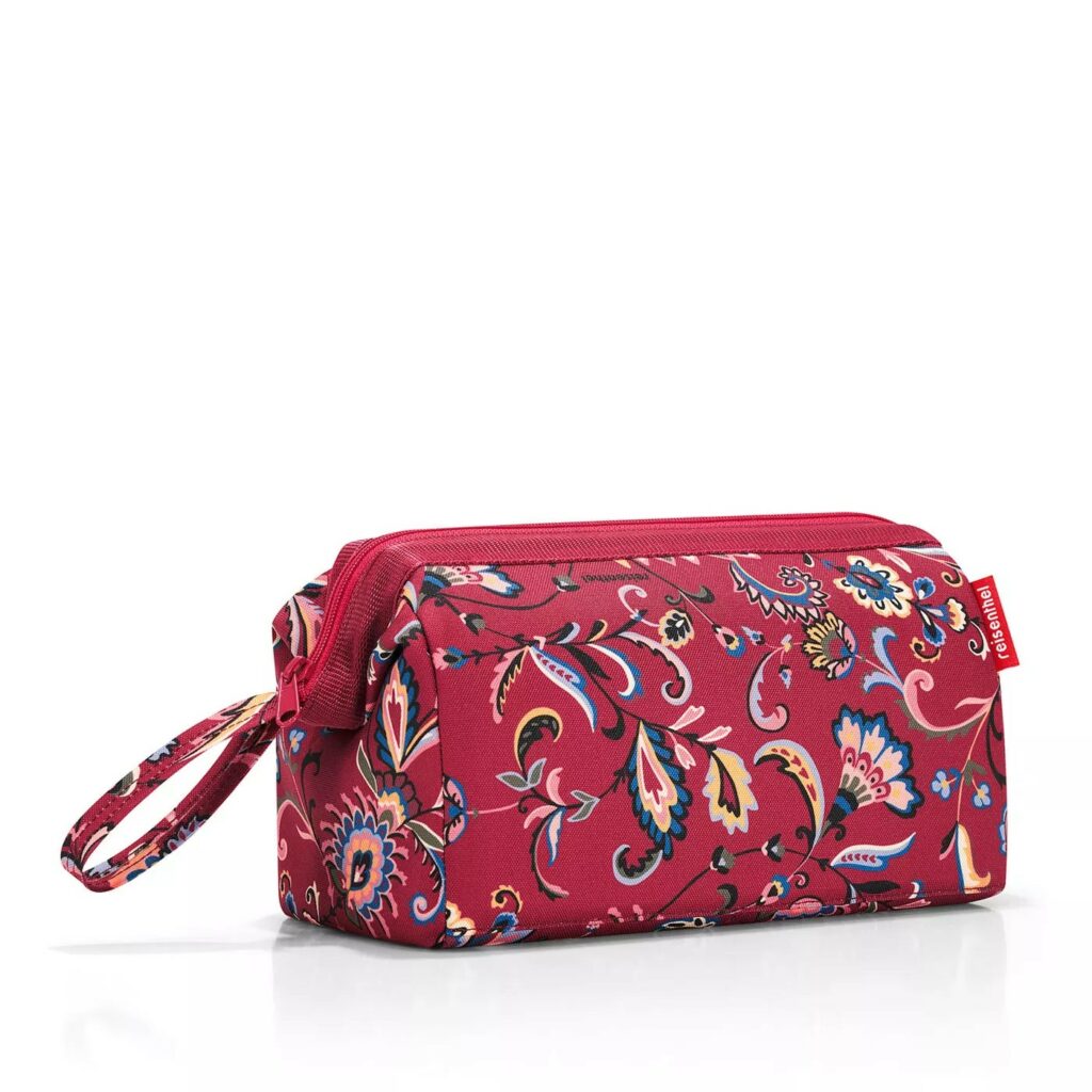 Kosmetická taška Reisenthel Travelcosmetic paisley ruby | 4 l | červená | Paisley ruby | 26x13,5xV.18 cm | Reisenthel | v ruce