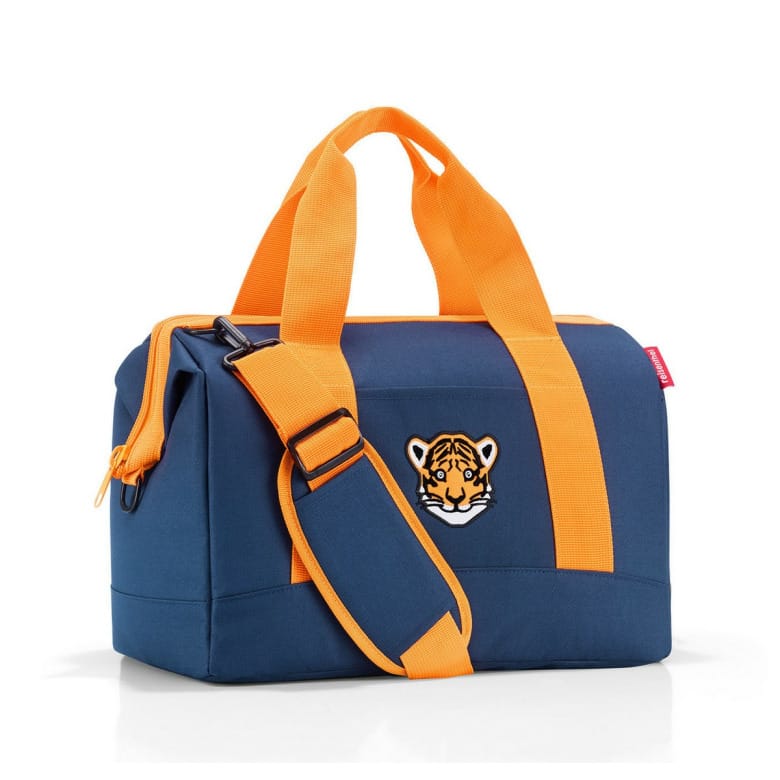 Cestovní taška Reisenthel Allrounder M kids tiger navy | 18 l | modrá | Tiger navy | 40x24xV.33,5 cm | Reisenthel | v ruce, přes rameno