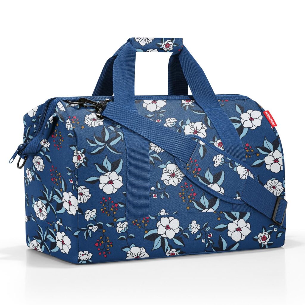 Cestovní taška Reisenthel Allrounder L garden blue | 32 l | modrá | Garden blue | 48x29xV.39,5 cm | Reisenthel | v ruce, přes rameno